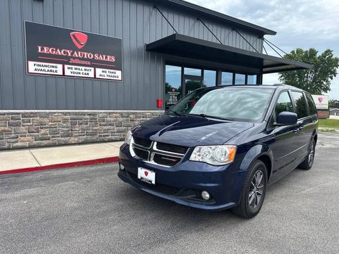 Used 2017 Dodge Grand Caravan SXT w/ Driver Convenience Group FWD image 1