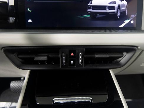 Certified 2026 Porsche Cayenne E-Hybrid AWD/4WD image 28