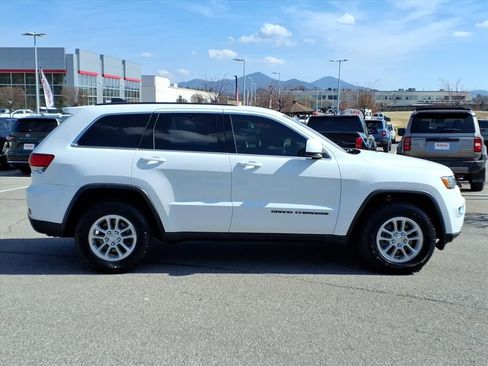 Used 2020 Jeep Grand Cherokee Laredo image 3