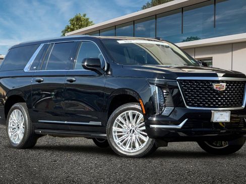 Certified 2025 Cadillac Escalade ESV Premium Luxury image 31