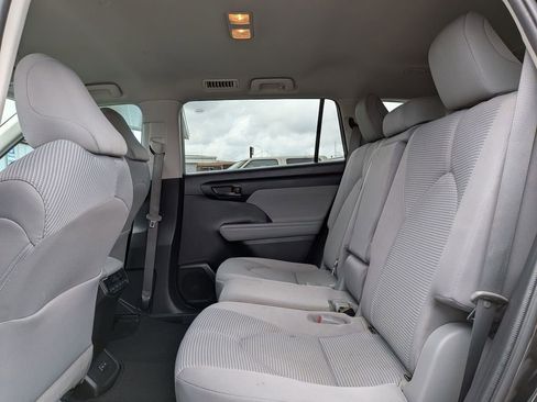 Used 2022 Toyota Highlander LE FWD image 32
