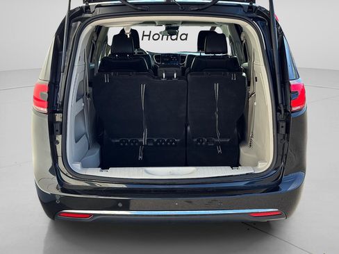 Used 2023 Chrysler Pacifica Touring-L FWD image 5