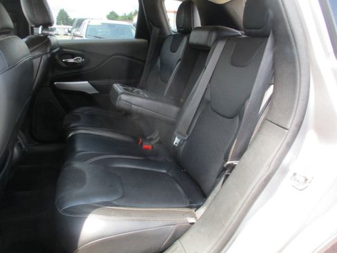 Used 2018 Jeep Cherokee Latitude Plus w/ Comfort/Convenience Group AWD/4WD image 39