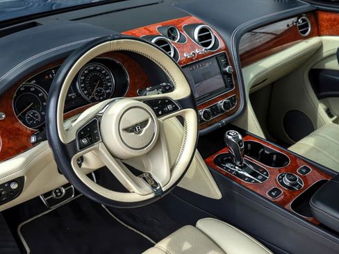 Used 2018 Bentley Bentayga image 6
