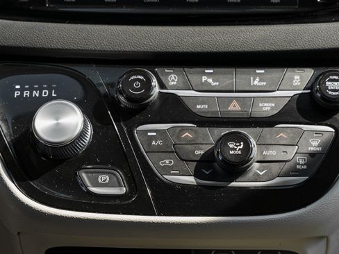 Used 2024 Chrysler Pacifica Touring-L FWD image 11