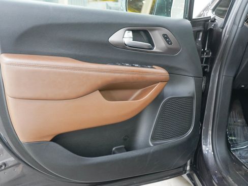Used 2017 Chrysler Pacifica Limited w/ UConnect Theater Package FWD image 23
