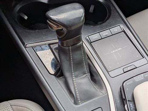 Used 2019 Lexus UX 200 w/ Premium Package FWD image 11