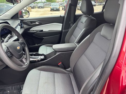 Used 2025 Chevrolet Trax LT FWD image 24
