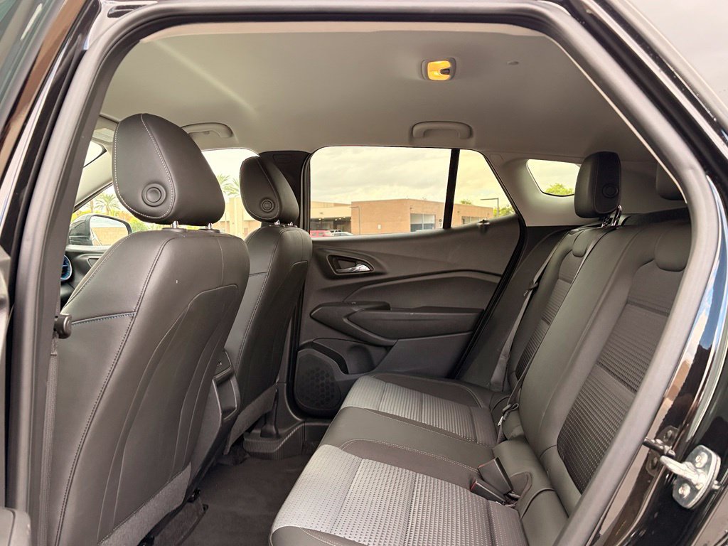Used 2025 Chevrolet Trax LT w/ LT Convenience Package FWD image 17