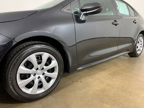 Used 2022 Toyota Corolla LE image 2