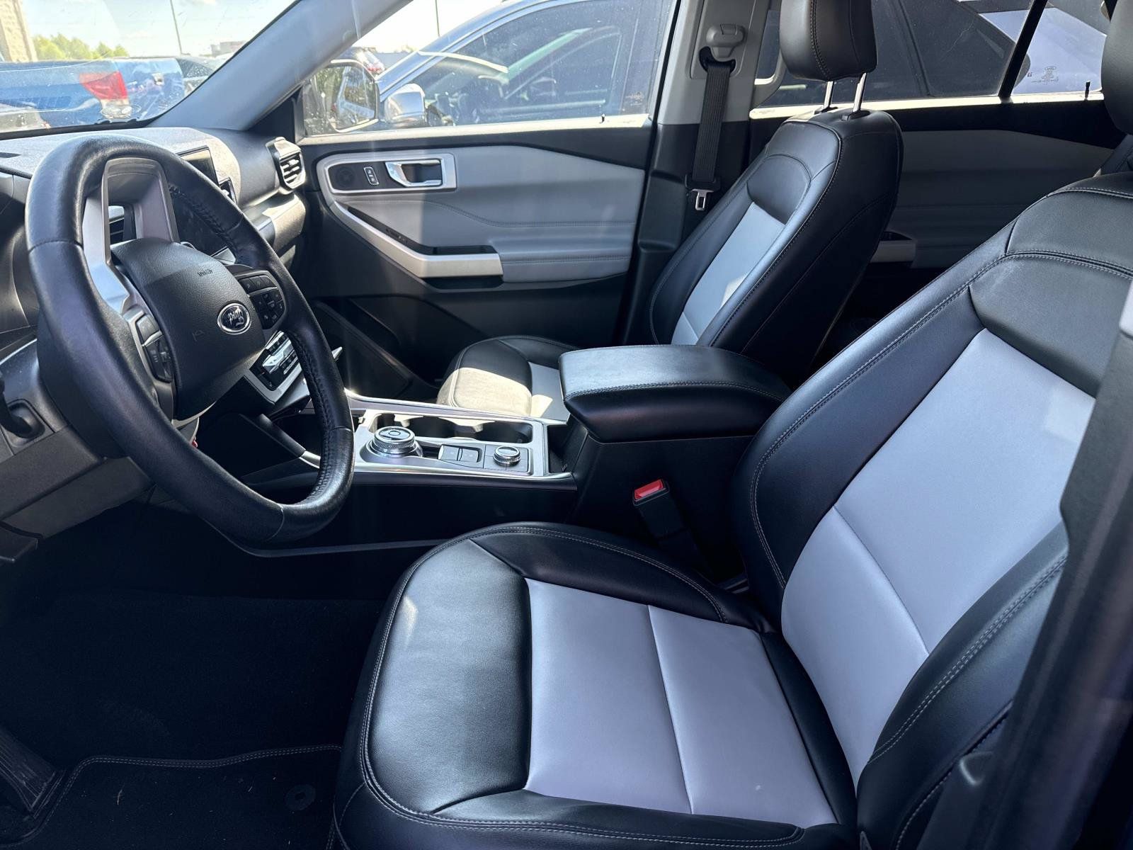 Used 2022 Ford Explorer XLT w/ Equipment Group 202A AWD/4WD image 3