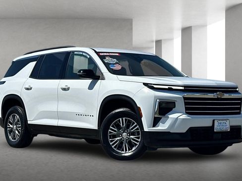 Used 2025 Chevrolet Traverse LT FWD image 1