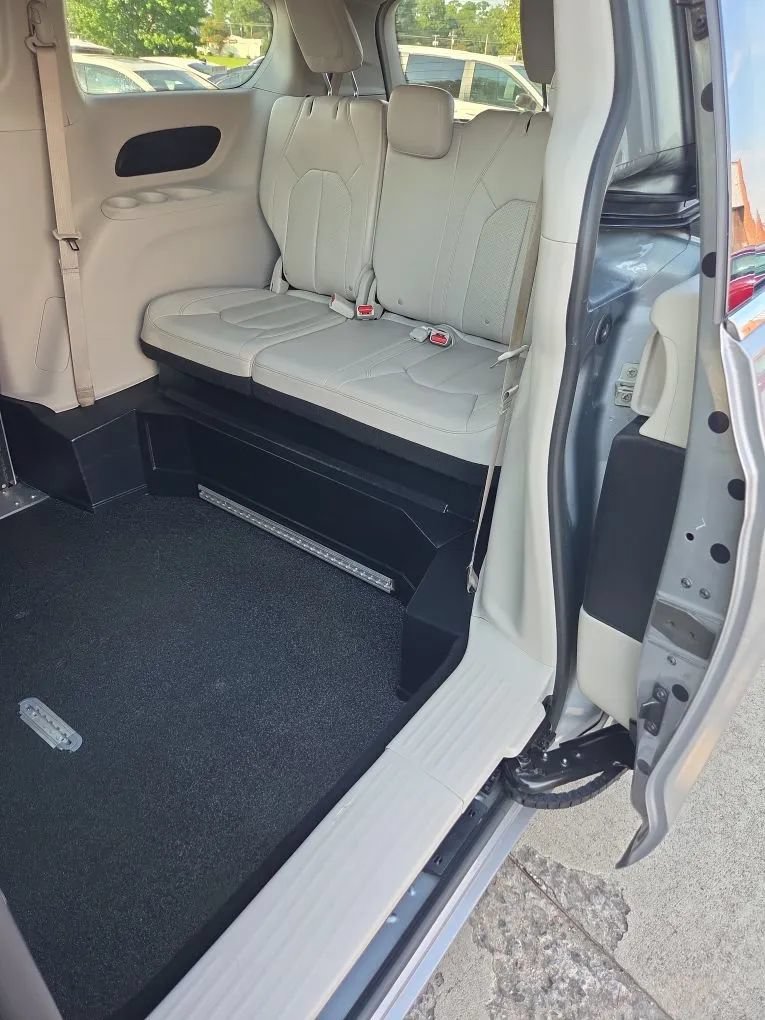 Used 2021 Chrysler Voyager Lxi FWD image 12