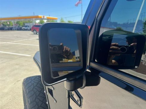 Used 2018 Jeep Wrangler Unlimited Rubicon w/ Connectivity Group AWD/4WD image 16
