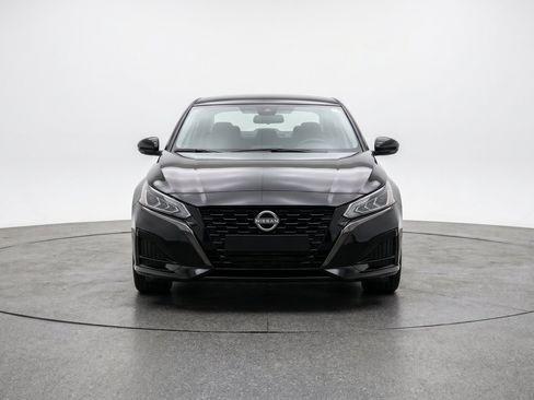 Used 2025 Nissan Altima 2.5 SV FWD image 2