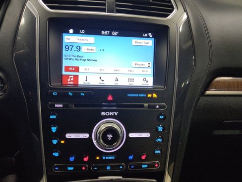 Used 2018 Ford Explorer Platinum image 25