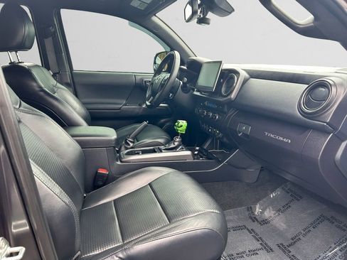Used 2019 Toyota Tacoma TRD Off-Road AWD/4WD image 24