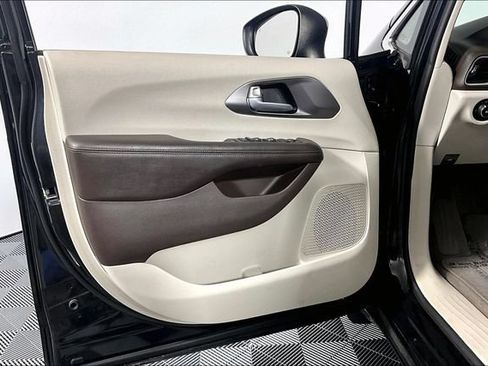 Used 2017 Chrysler Pacifica Touring Plus FWD image 21