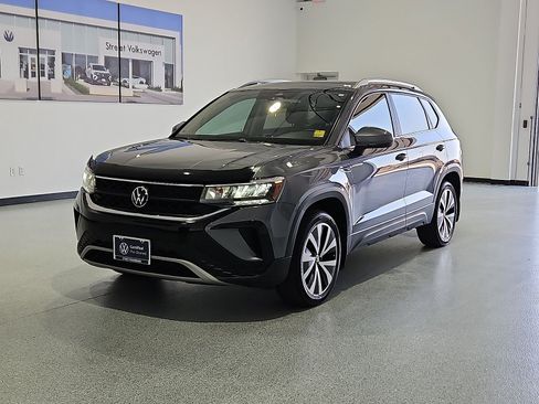 Certified 2023 Volkswagen Taos SE w/ Panoramic Sunroof Package FWD image 4
