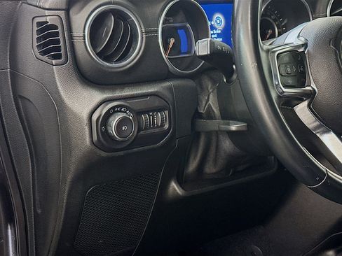 Used 2018 Jeep Wrangler Unlimited Sahara AWD/4WD image 17