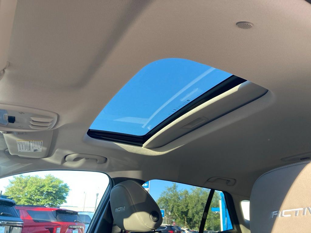 New 2026 Chevrolet Trax ACTIV w/ Sunroof Package FWD image 4