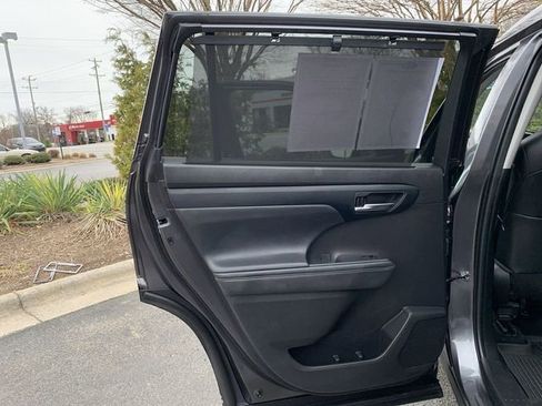 Used 2022 Toyota Highlander XLE image 15