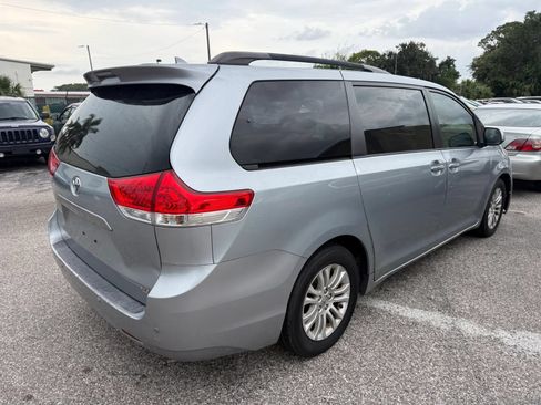 Used 2014 Toyota Sienna XLE w/ XLE Premium Package FWD image 4