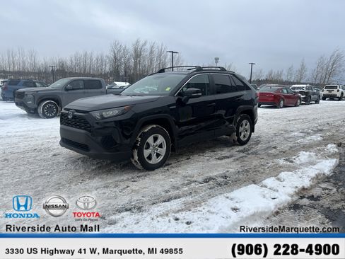 Used 2021 Toyota RAV4 LE image 3
