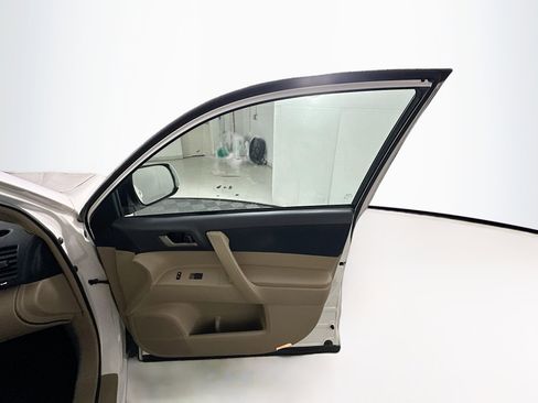 Used 2013 Toyota Highlander Plus image 32