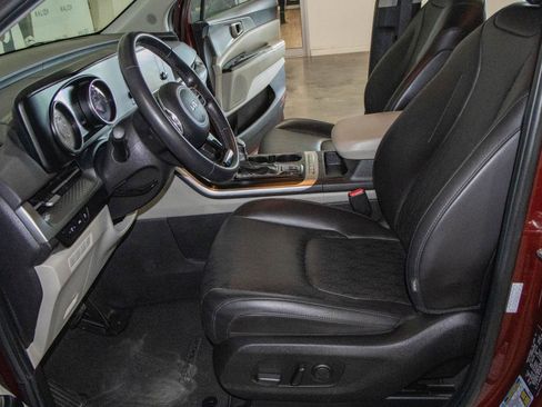 Used 2024 Kia Carnival LX image 7