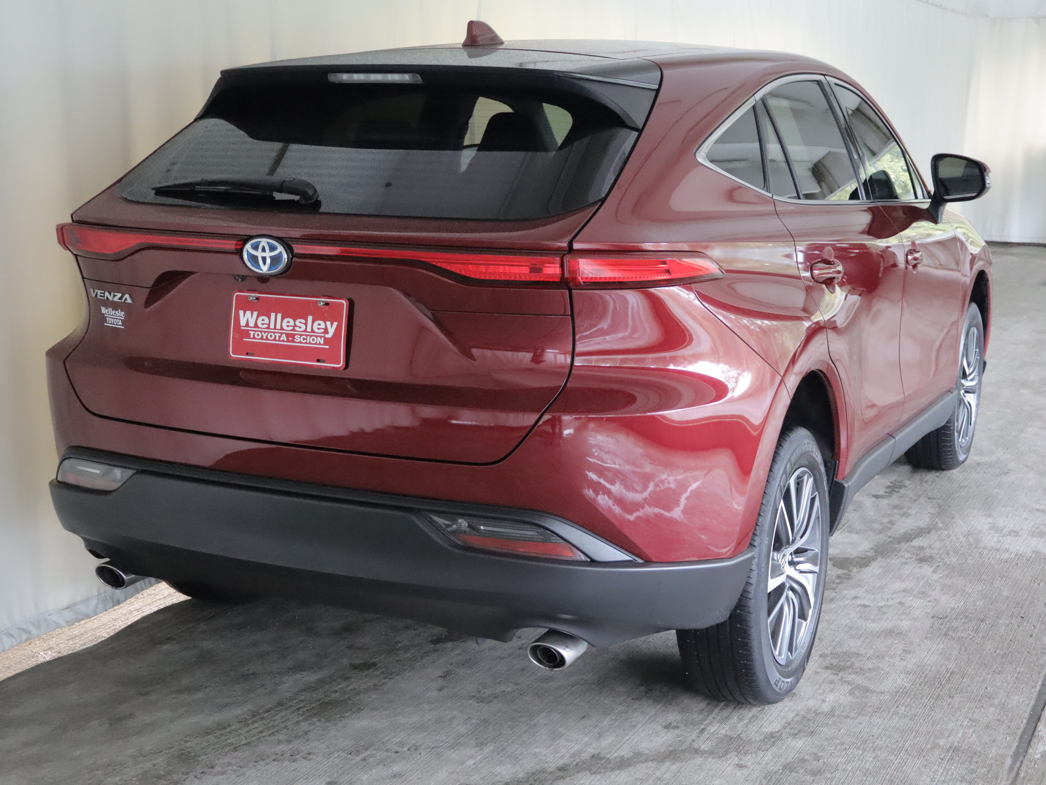 Used 2023 Toyota Venza LE AWD/4WD image 6