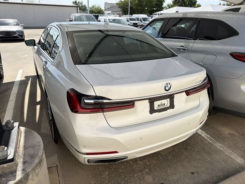 Used 2020 BMW 740i w/ Premium Package RWD image 3