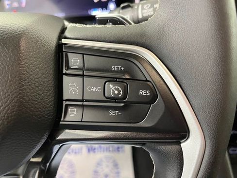 Used 2023 Jeep Grand Cherokee Altitude AWD/4WD image 21