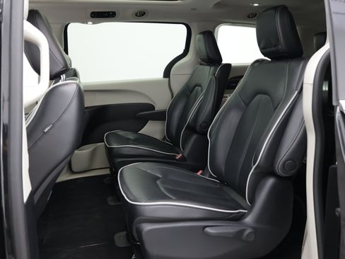 Used 2023 Chrysler Pacifica Limited FWD image 30