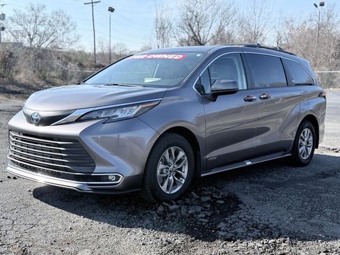 Used 2021 Toyota Sienna XLE image 3