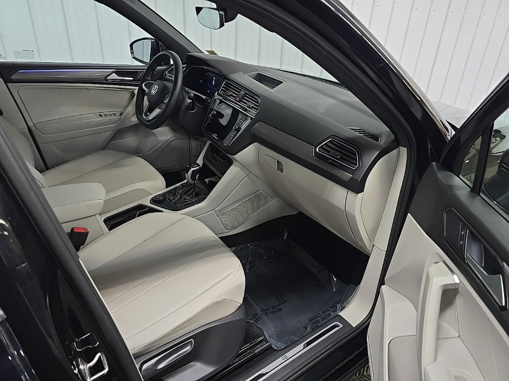 Used 2023 Volkswagen Tiguan SE R-Line AWD/4WD image 16