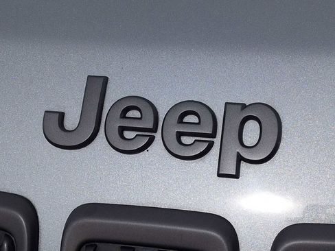 Used 2021 Jeep Cherokee Trailhawk w/ Trailer Tow Group AWD/4WD image 12