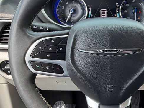 Used 2022 Chrysler Pacifica Touring-L FWD image 34
