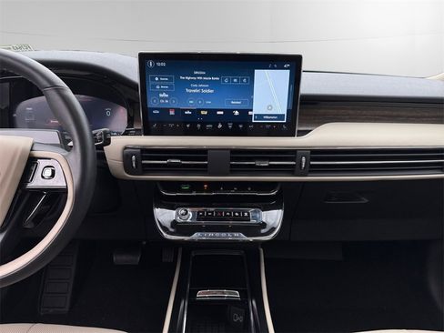 Used 2025 Lincoln Corsair Reserve w/ Equipment Group 202A image 11