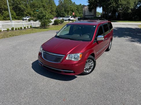 Used 2013 Chrysler Town & Country Touring-L w/ Entertainment Group #2 FWD image 8