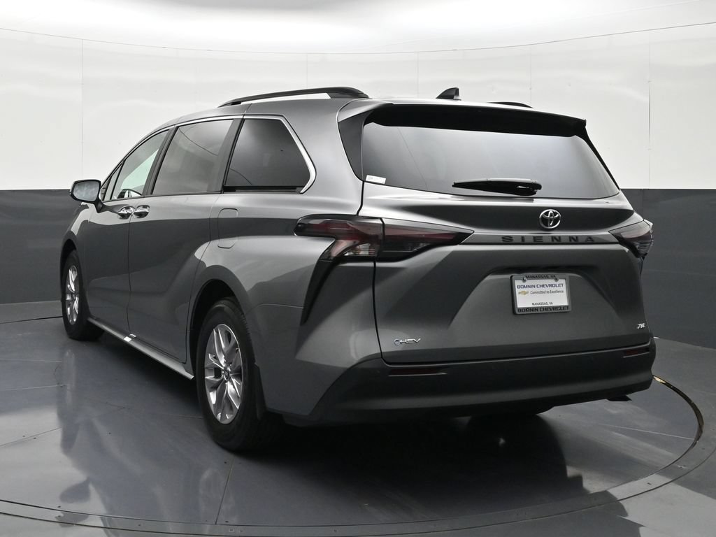 Used 2026 Toyota Sienna XLE FWD image 3