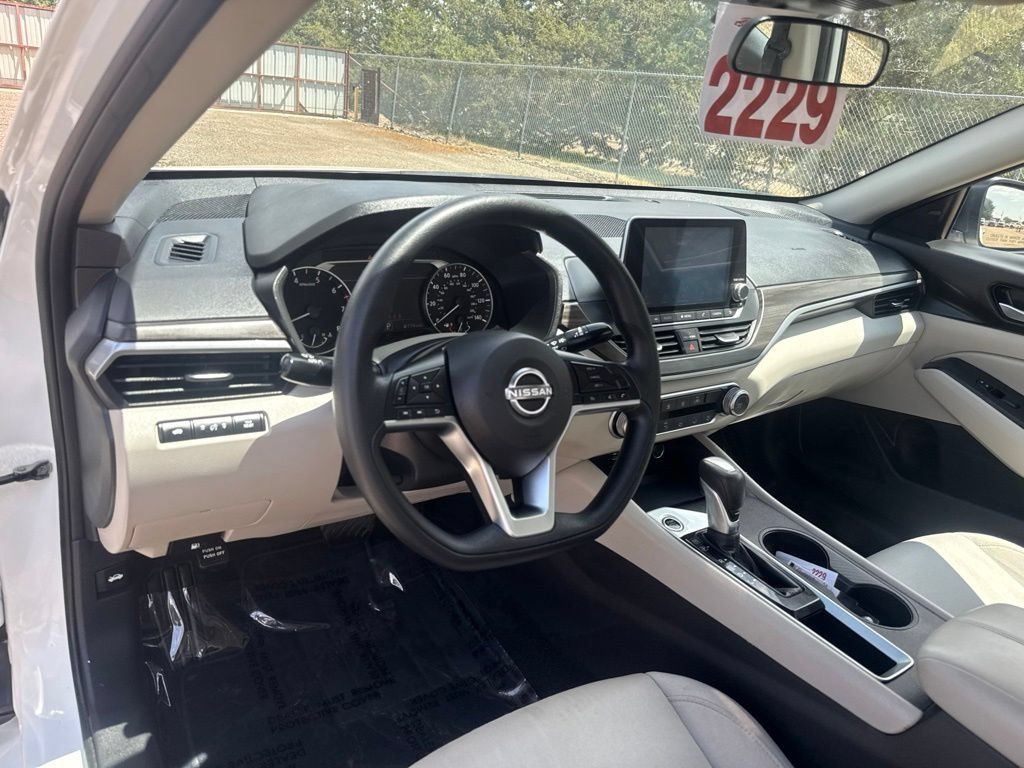 Used 2025 Nissan Altima 2.5 SV FWD image 15