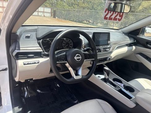 Used 2025 Nissan Altima 2.5 SV FWD image 15