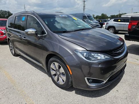 Used 2018 Chrysler Pacifica Limited w/ Advanced Safetytec Group FWD image 3