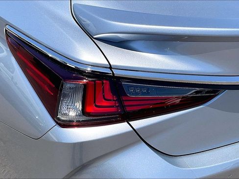 Used 2022 Lexus ES 300h w/ Accessory Package 2 FWD image 24