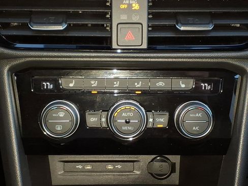 Certified 2024 Volkswagen Taos SE image 15