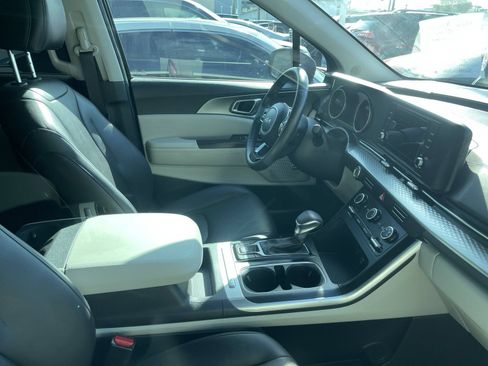 Used 2024 Kia Carnival LX FWD image 6