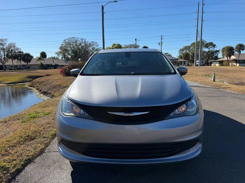Used 2018 Chrysler Pacifica L image 3