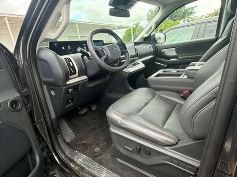 Used 2025 Ford Expedition Active AWD/4WD image 3