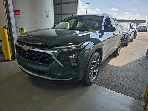 Used 2025 Chevrolet Trax LT FWD image 2
